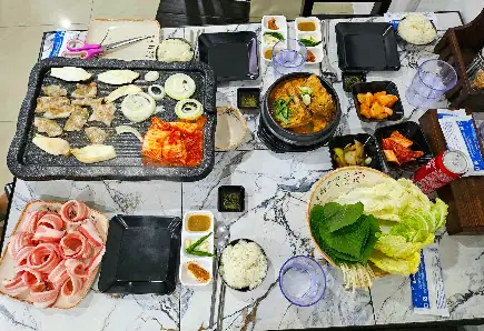 넘버원 뼈해장국 대패삼겹살 매장 미리보기 2