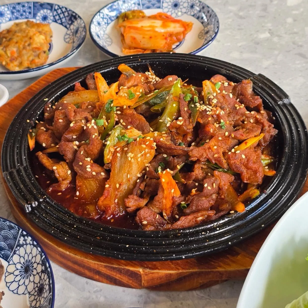 한옥 비치로드 매콤 돼지고기 볶음